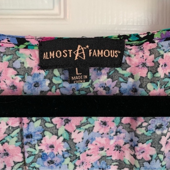 Almost Famous Floral Cinched V Neck Top, size L - Picture 2 of 7